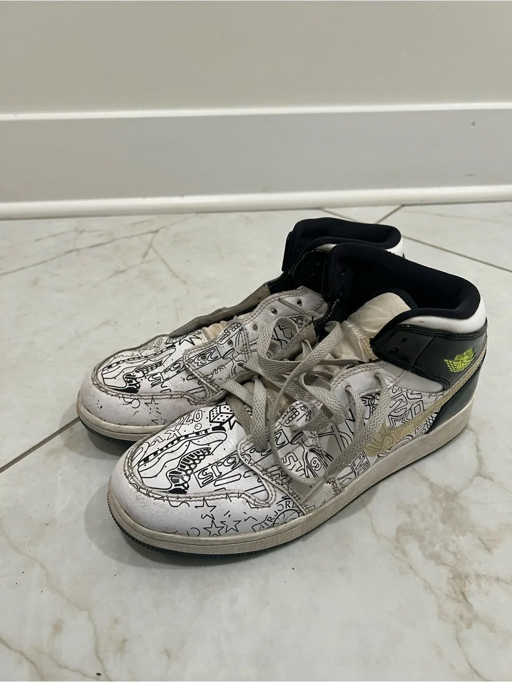 Air Jordan 1 Mid SE GS 'DIY' Sneakers Size 7 Youth